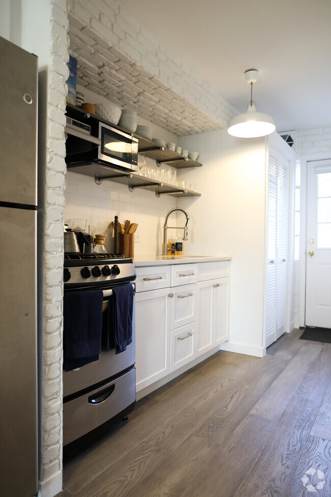 Building Photo - 1522 Queen St NE Unit 2 Rental