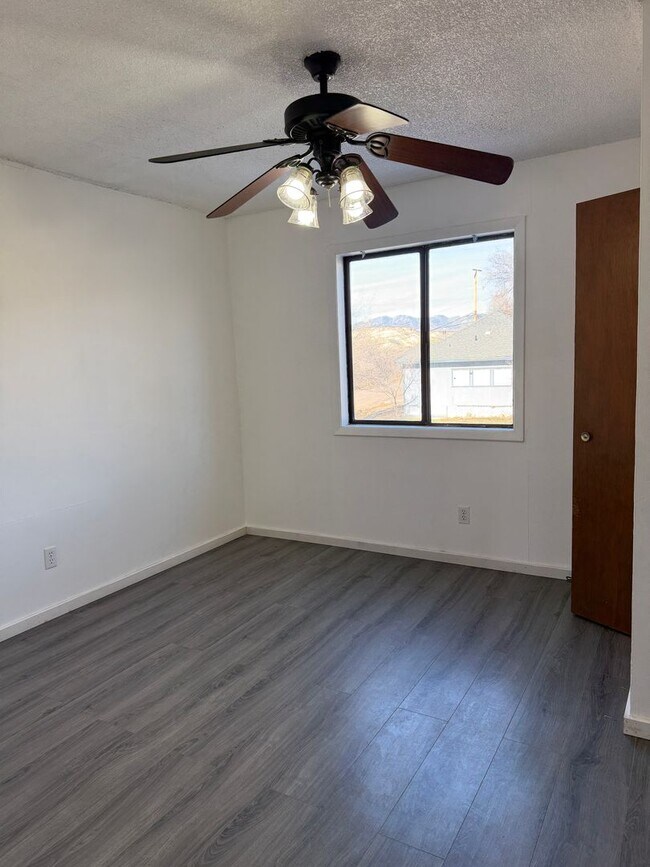 Photo - 411 E 1st St Unidad 413 - Upstairs