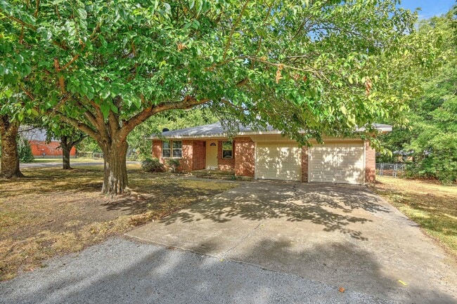 Photo - 820 Maple St