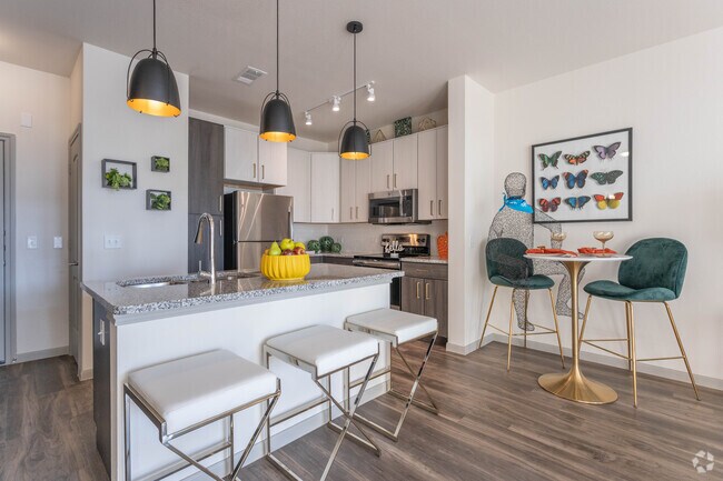 1 BR, 1 BA - 736 SF