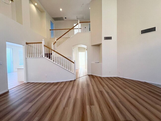 Beautiful two-story home with 5 bedrooms - Beautiful two-story home with 5 bedrooms