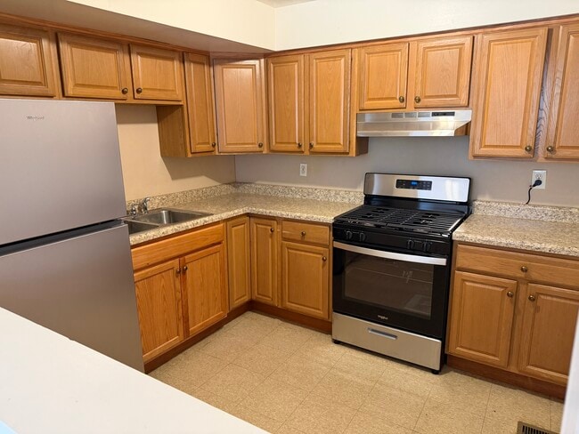 Building Photo - 3360 Fairdale Rd Unit First Floor Apartment