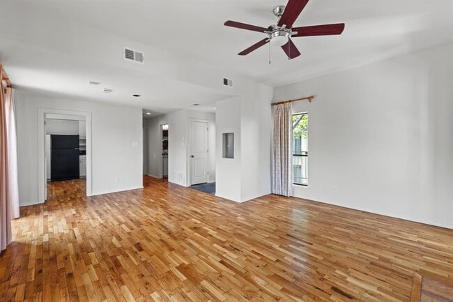 Photo - 409 E 38th St Unit 305