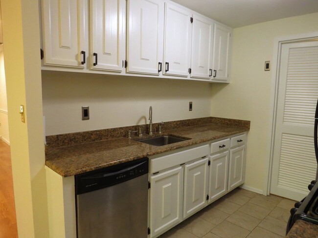 Bright and Spacious 1 Bedroom on 2nd floor - Bright and Spacious 1 Bedroom on 2nd floor House