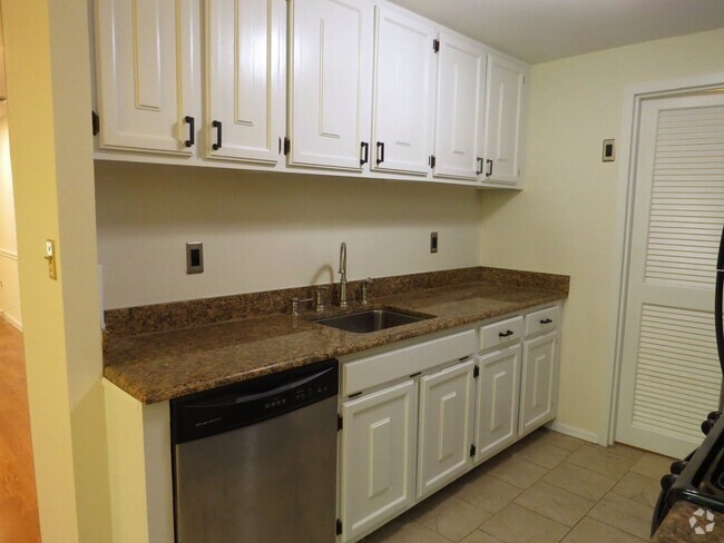 Building Photo - Bright and Spacious 1 Bedroom on 2nd floor Rental