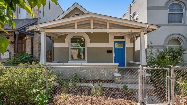 Building Photo - Unique 2 Bed, 1 Bath Home in the Lincoln P...