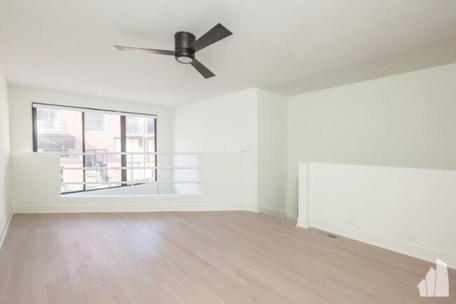 Building Photo - 1 bedroom in Chicago IL 60613 Unit 954-F202 Rental