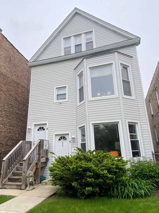 Building Photo - 3441 N Ridgeway Ave Unit 1