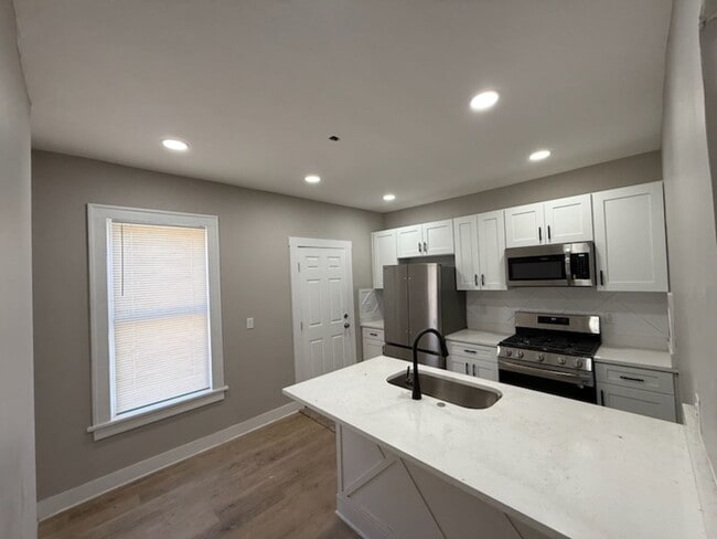 Photo - 1378-1380 Hamlet (Park) Unit 1378 Hamlet