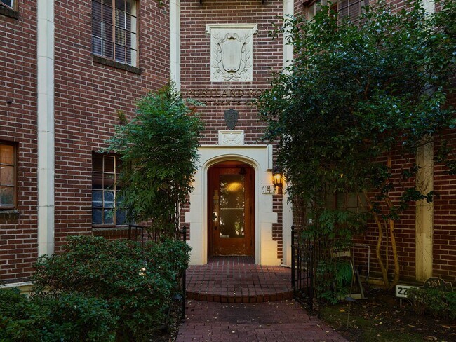 Building Photo - Top Floor Corner 1 Bed Flooded w/ Natural Light! Unit 506