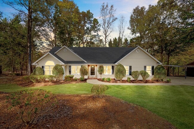 Building Photo - Beautiful Home in Greer Country Club Estates W/Bonus Room