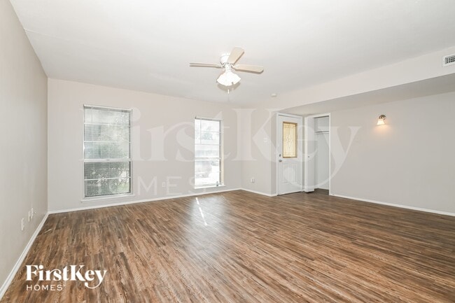 Photo - 4906 Stagecoach Ln