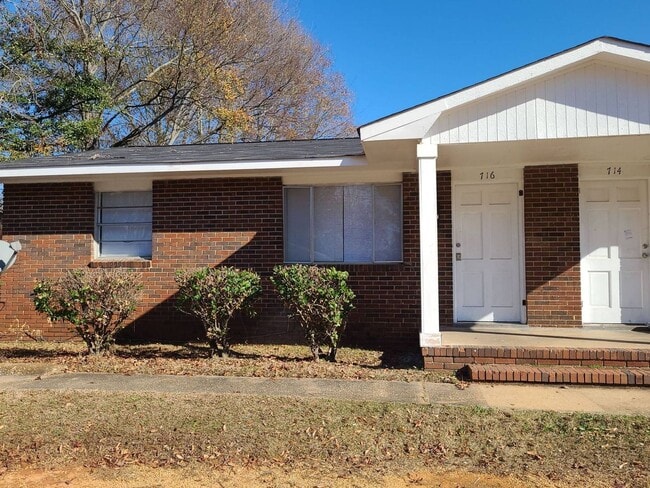 Building Photo - 2 bedroom 1 bathroom Rental