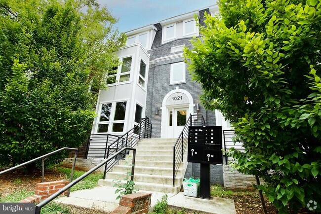 Building Photo - 1021 17th St NE Unit 8 Rental