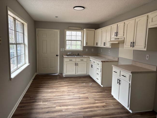 Photo - 330 N Main St