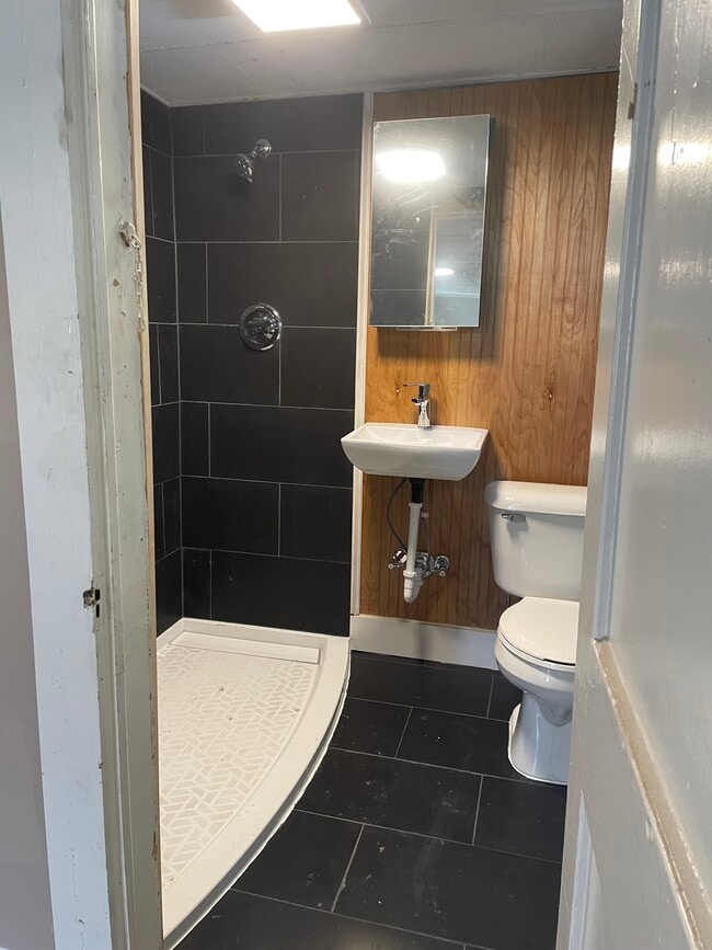 Photo - 2053 Monroe St