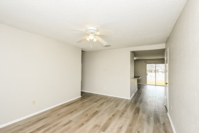 Photo - 716 Admiralty Way