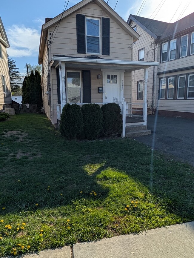 Building Photo - 466 Main St