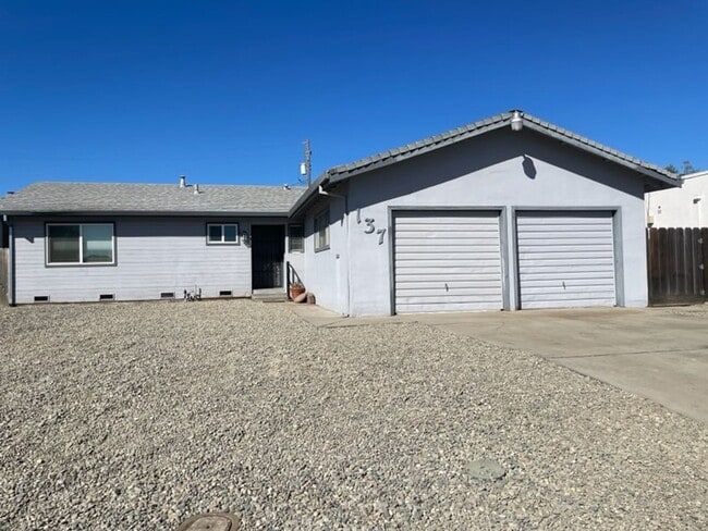 Building Photo - Great 3 bedroom 2 bath home ready for move-in