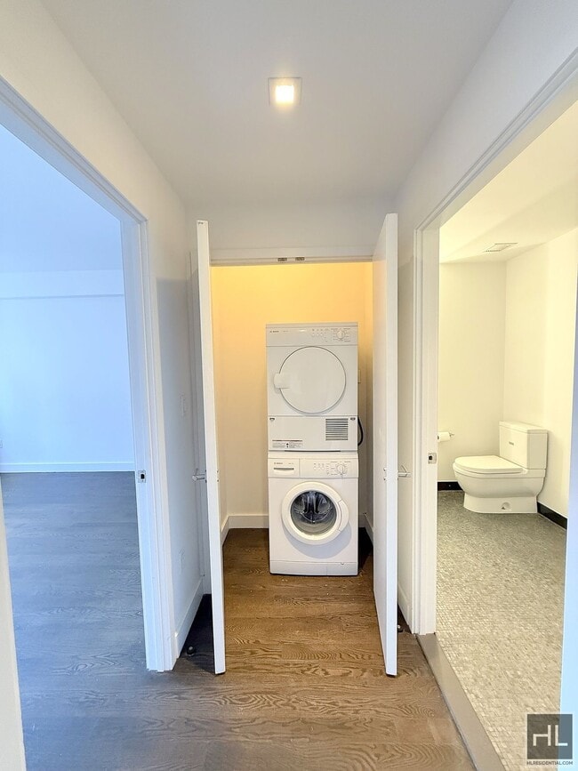 Photo - Large king size 1 bed 1 bath with washer a... Unit 15V