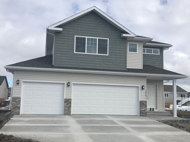 Building Photo - 4 Bed 2.5 Bath Single Family Home