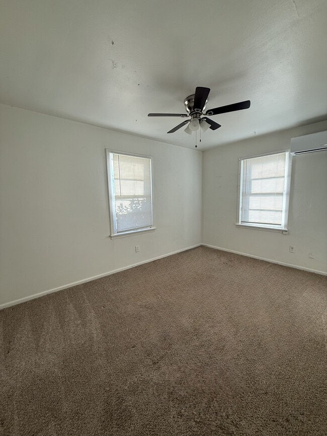 Photo - 105 N Avenue U