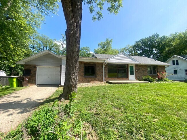 Building Photo - 2 Bedroom/1BA PLUS Garage -  Close to the ... Rental