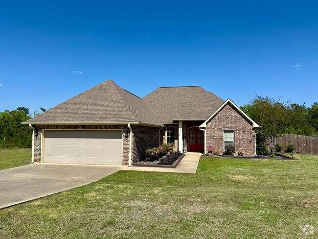 Building Photo - 4 bedroom, 2 bath house on 1 acre, 10 minu...