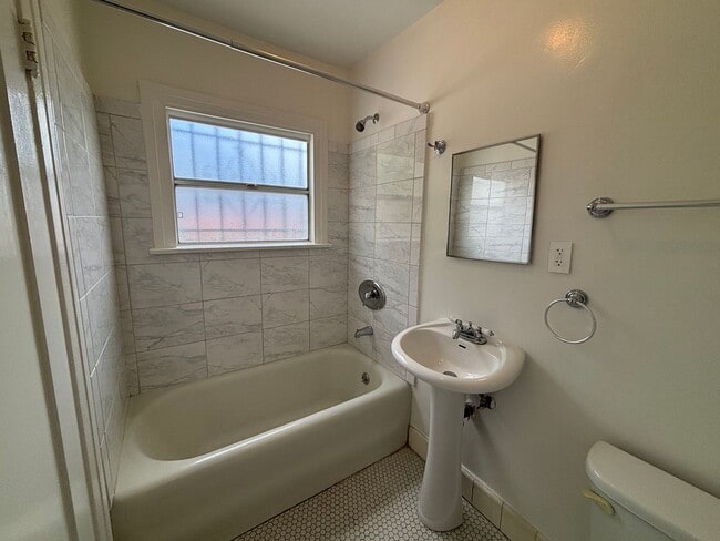 Photo - 2809-2821.5-28215 Rowena Ave Unit 2815