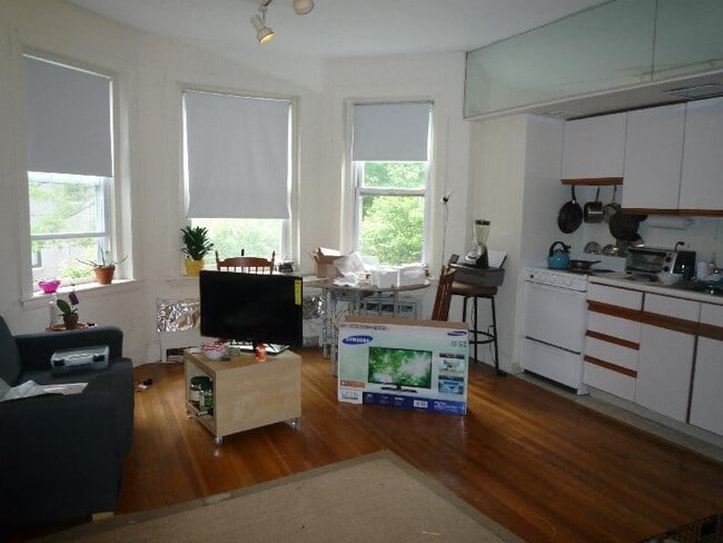 Building Photo - 33 Lancaster Terrace Unit 105