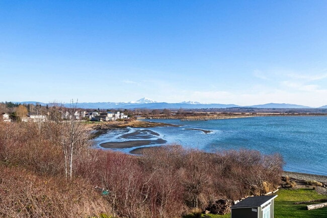 Building Photo - Breathtaking 3-Bed Beachfront Retreat with Scenic Views in Ferndale