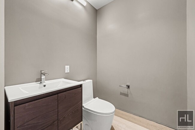 Building Photo - BRUCKNER BOULEVARD Rental