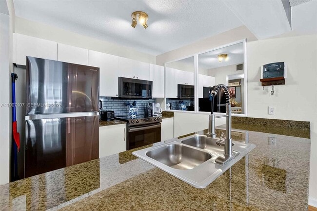 Building Photo - 1200 Brickell Bay Dr Unit 3914