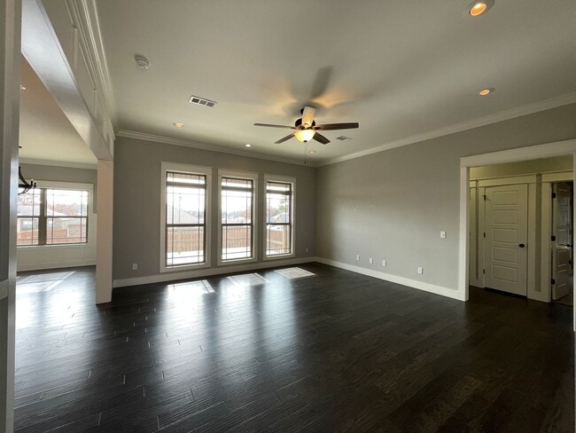 Photo - 202 Crestwood Ln