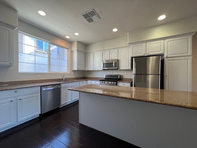 Photo - Gorgeous Tri-Level 3 bedroom 3.5 bath Town...