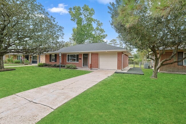 Photo - 2015 Woodcrest Dr