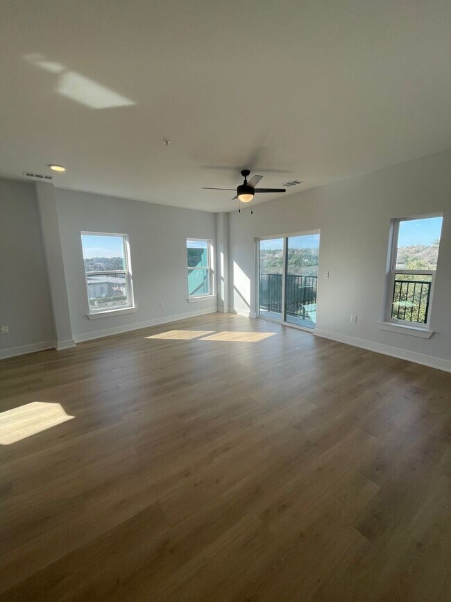 Photo - 2500 Longview St Unidad 2500 Longview Street #400