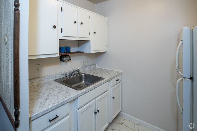 C 1BR, 1BA - 675SF - Kitchen