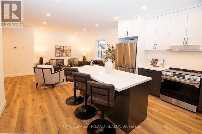 Photo - 425 Dundas St