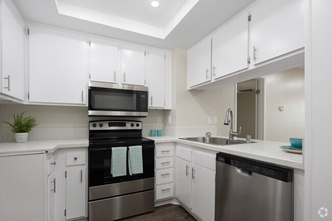 1 BR, 1 BA - 539SF - Huntington Terrace North Senior Apartamentos