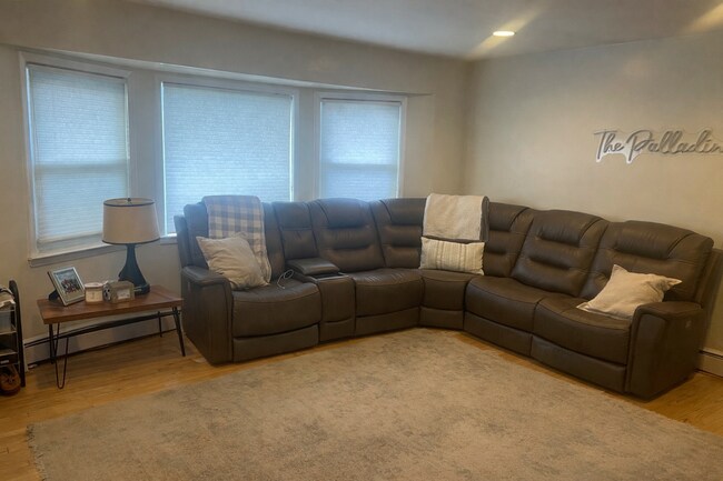 Photo - 81 Waterford Rd Unit Lower