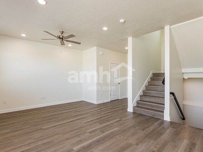 Photo - 1384 W Mahogany St