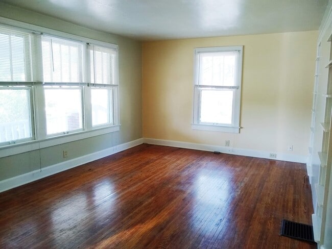 2401 E 3rd St Unit 1