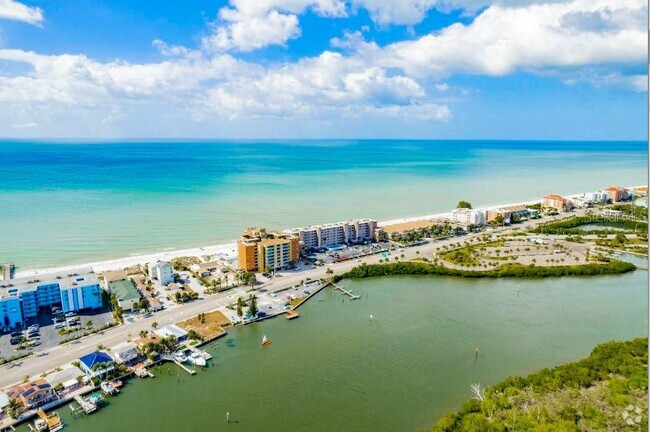 Building Photo - 18650 Gulf Blvd Unit 305 Rental