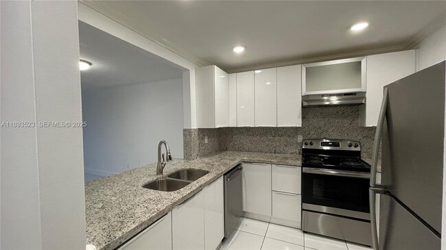 Building Photo - 7830 Camino Real Unit k-107