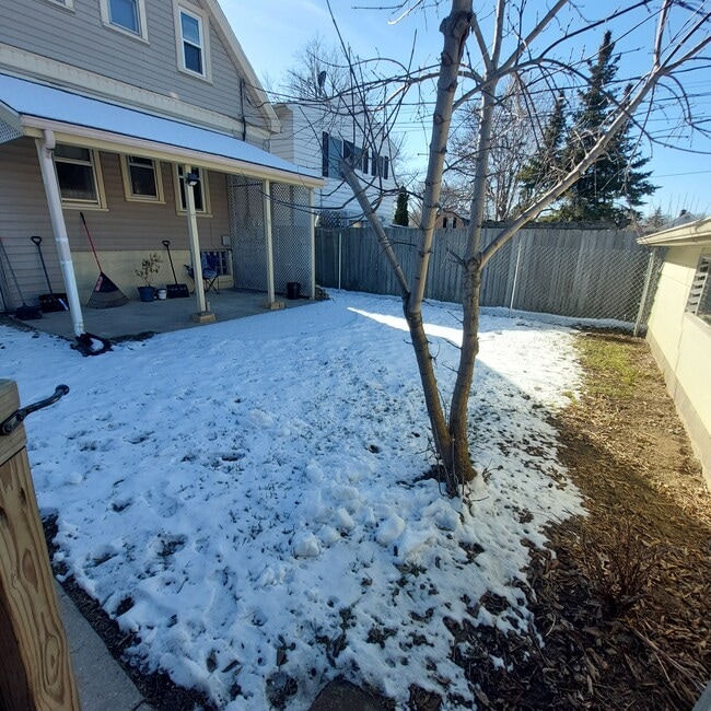 Fenced in yard - 6642 W Stevenson St Unidad 6642 Lower