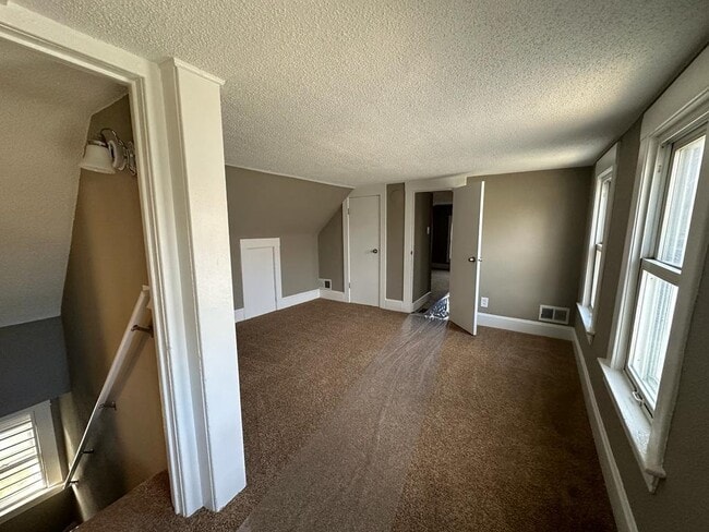 Photo - 486 Lawson Ave W