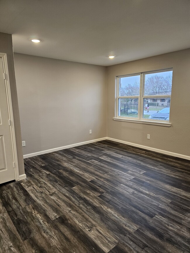 Photo - 305 Deepwood St