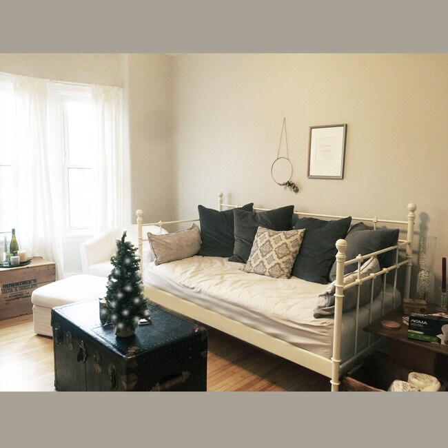 Photo - 18 Fairleigh Av S Unit Second Floor