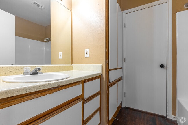 2BR, 1.5BA - 1,005SF - Bathroom